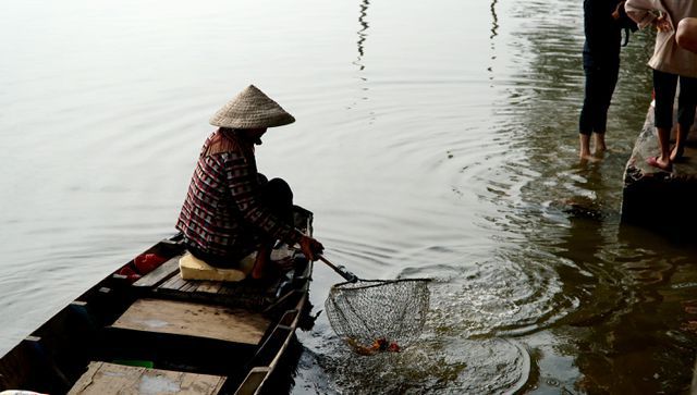 Người[-]thả[-]cá,[-]người[-]chờ[-]sẵn...[-]chích[-]điện[-]vợt[-]cá!